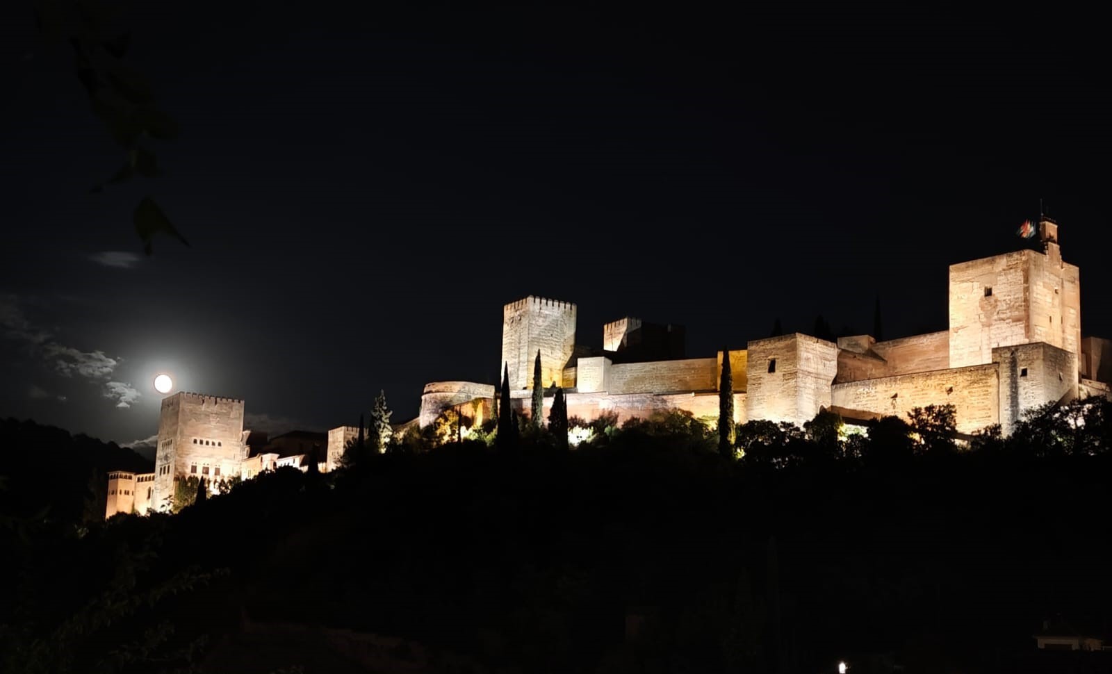 TOUR SECRETOS Y ENIGMAS DE GRANADA TOUR SECRETOS Y ENIGMAS DE GRANADA